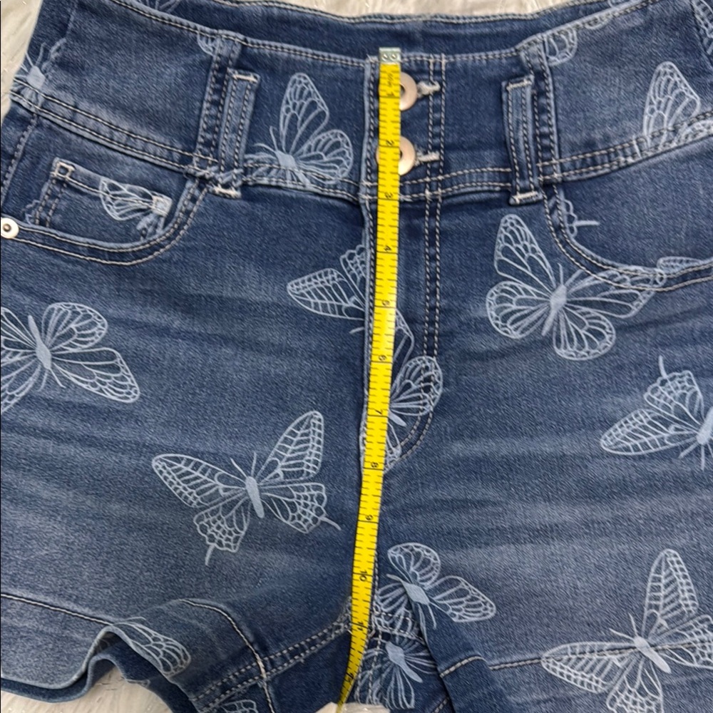 🦋 No Boundaries Butterfly Print Jean Shorts – Size 9 (Fits Like 7) 💙🤍 - Picture 6 of 6